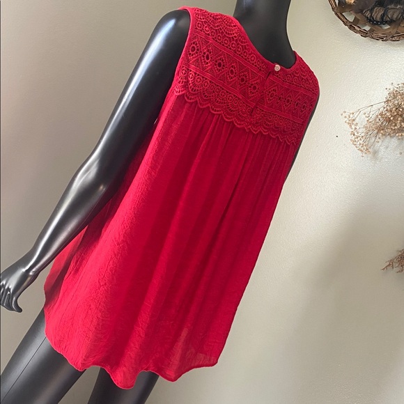 Cato Red Sleeveless Blouse with Lace Detail - Picture 7 of 12